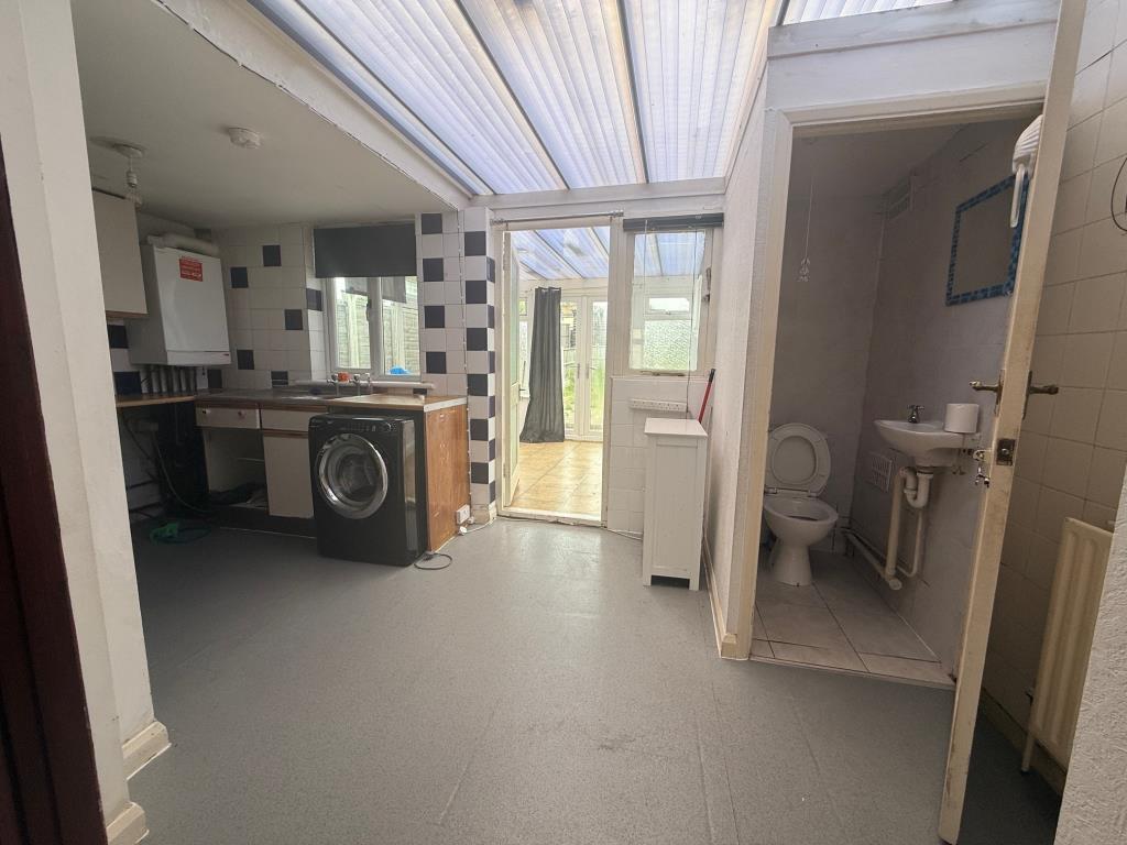 Lot: 166 - MID-TERRACE HOUSE FOR IMPROVEMENT - Access to kitchen WC and conservatory